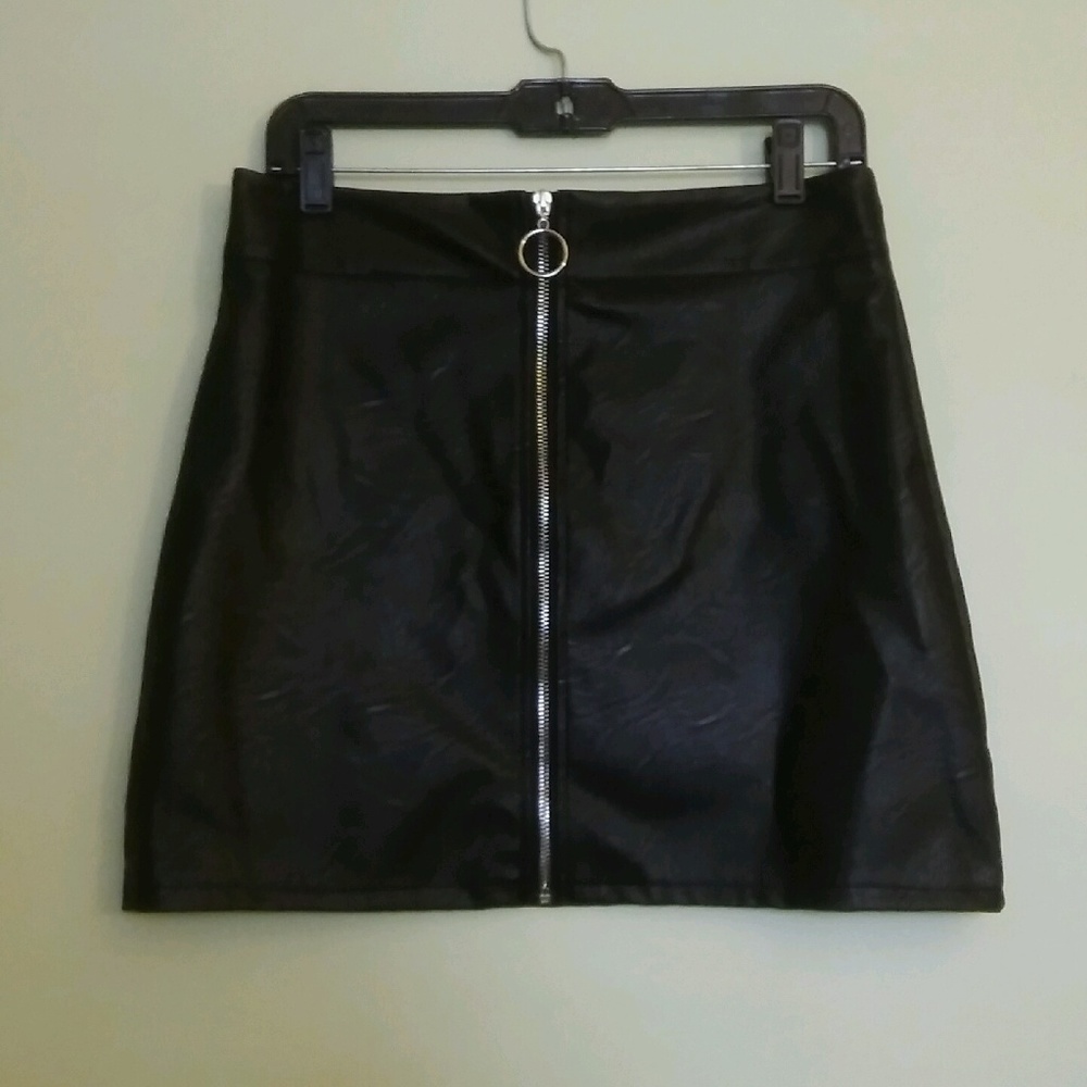 Cute Black Leather Skirt with Zipper: Aesthetic